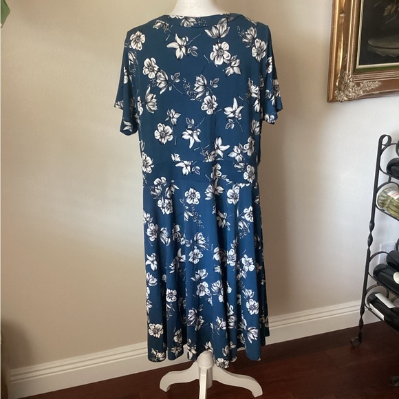 Torrid blue floral flutter sleeve v neck a line dress size 3 like new - Picture 5 of 6